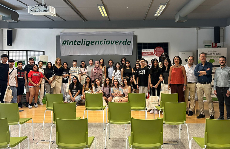 El alumnado de 4º de ESO y 1º de Bachillerato del IES Miguel Hernández presentan sus proyectos educativos de robótica en Ciudadenergía y visitan las instalaciones de Master Battery