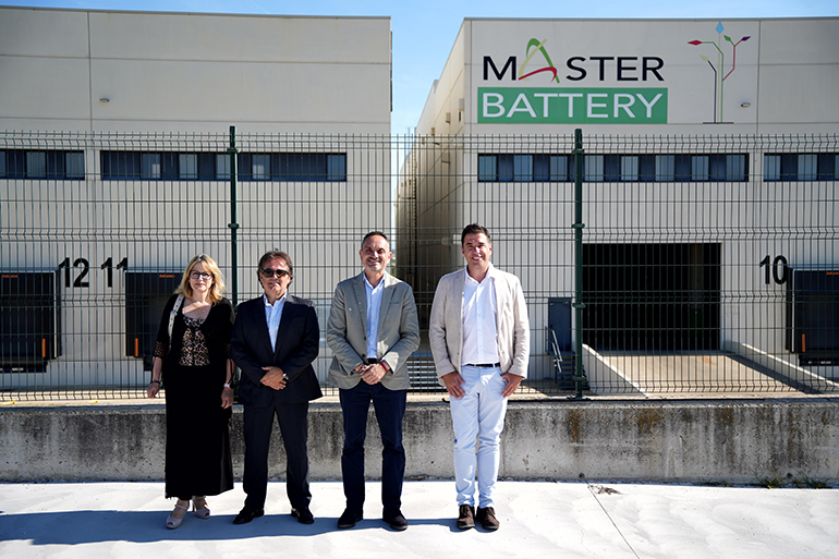 El alcalde de Móstoles, Manuel Bautista, visita Master Battery para conocer su plan de crecimiento empresarial